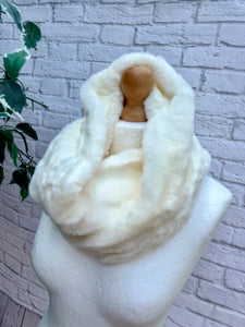 Ladies Short Faux Fur CREAM Soft Winter Snood Scarf