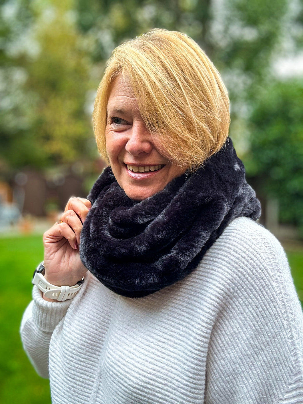 Ladies Short Faux Fur BLACK Soft Winter Snood Scarf