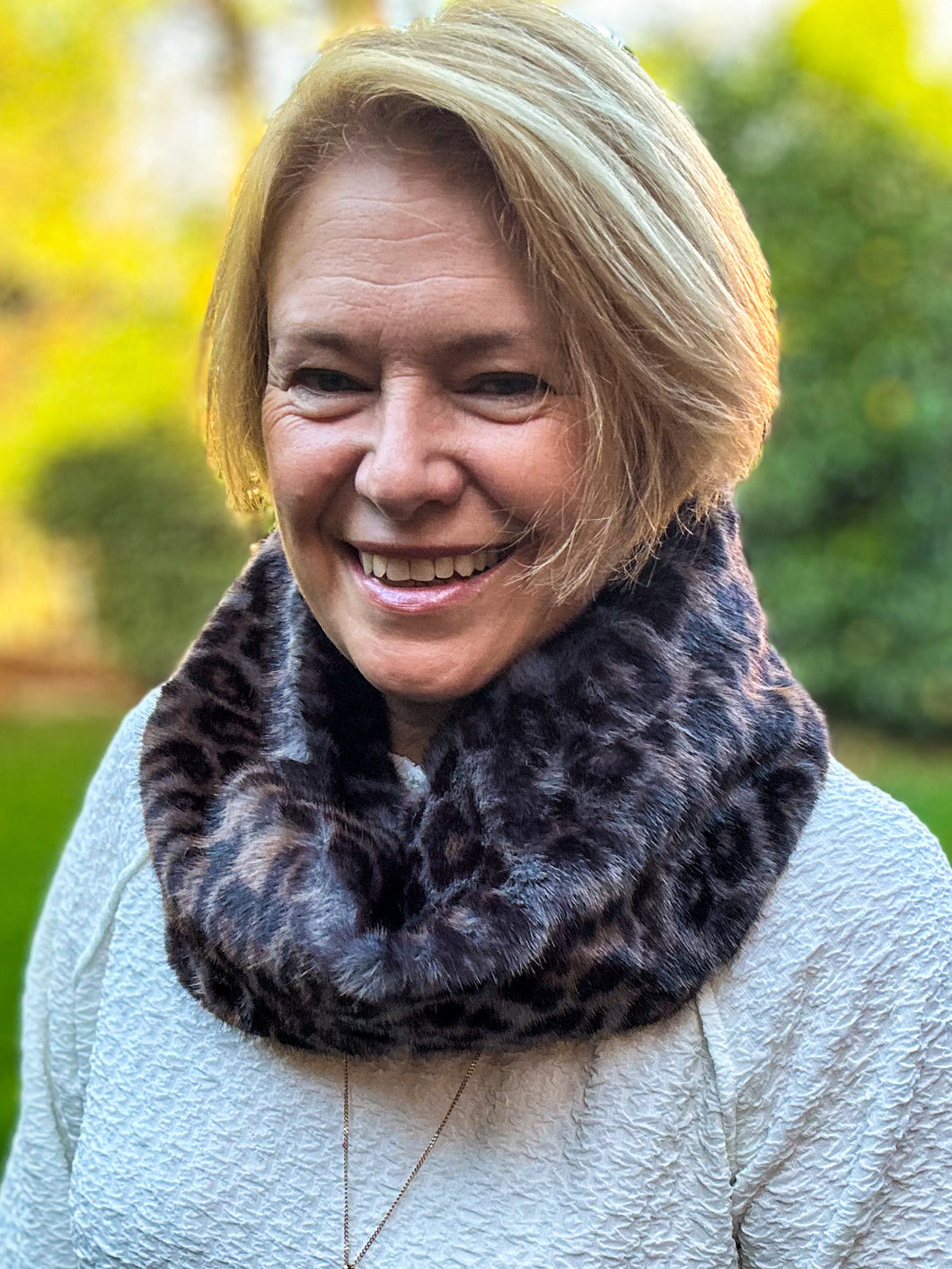 Ladies Short Faux Fur Leopard Animal Print GREY BLACK Soft Winter Snood Scarf